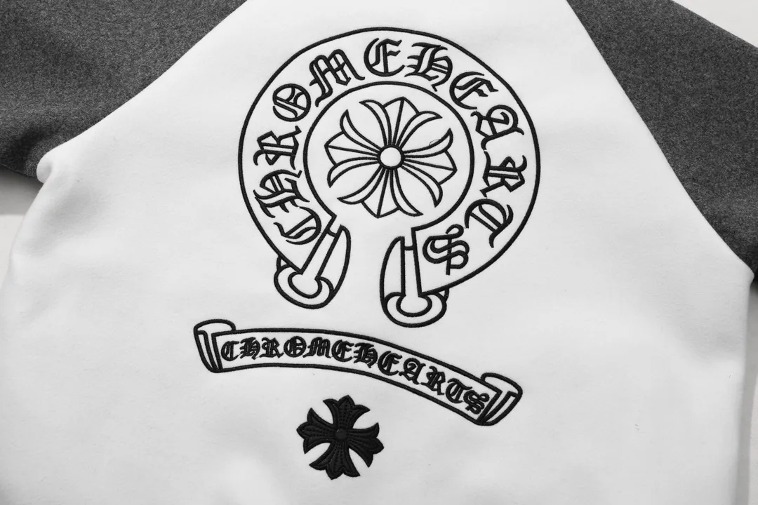 P370 Model No. Y623 Chromehearts/Chrome Hearts Embroidered Letters Woolen Stitching Baseball Jacket Channel Boutique The most popular baseball jacket among fashionable men and fashionable women. There are versions at all levels in the market (you must compare the details). The most powerful quality control has been producing and researching baseball uniforms for 7 years. The details are exquisite. With it, you are the most beautiful boy in the world. The paint-coated full-face four-button buckle (button with LOGO), the average weight of the fabric is nearly 900 grams, and it is made of wool + eyeliner blended, custom-woven and dyed wool with high color fastness. The lining is made of silky and delicate cupro fiber! The texture is thick, the color is more uniform and beautiful, and the sharp edges and corners are full of three-dimensionality, showing laziness, casualness, and youthful vitality! size：M-XXL